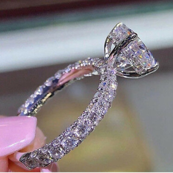 Jewelry - NEW Elegant 925 Silver Oval Cut Sapphire Ring